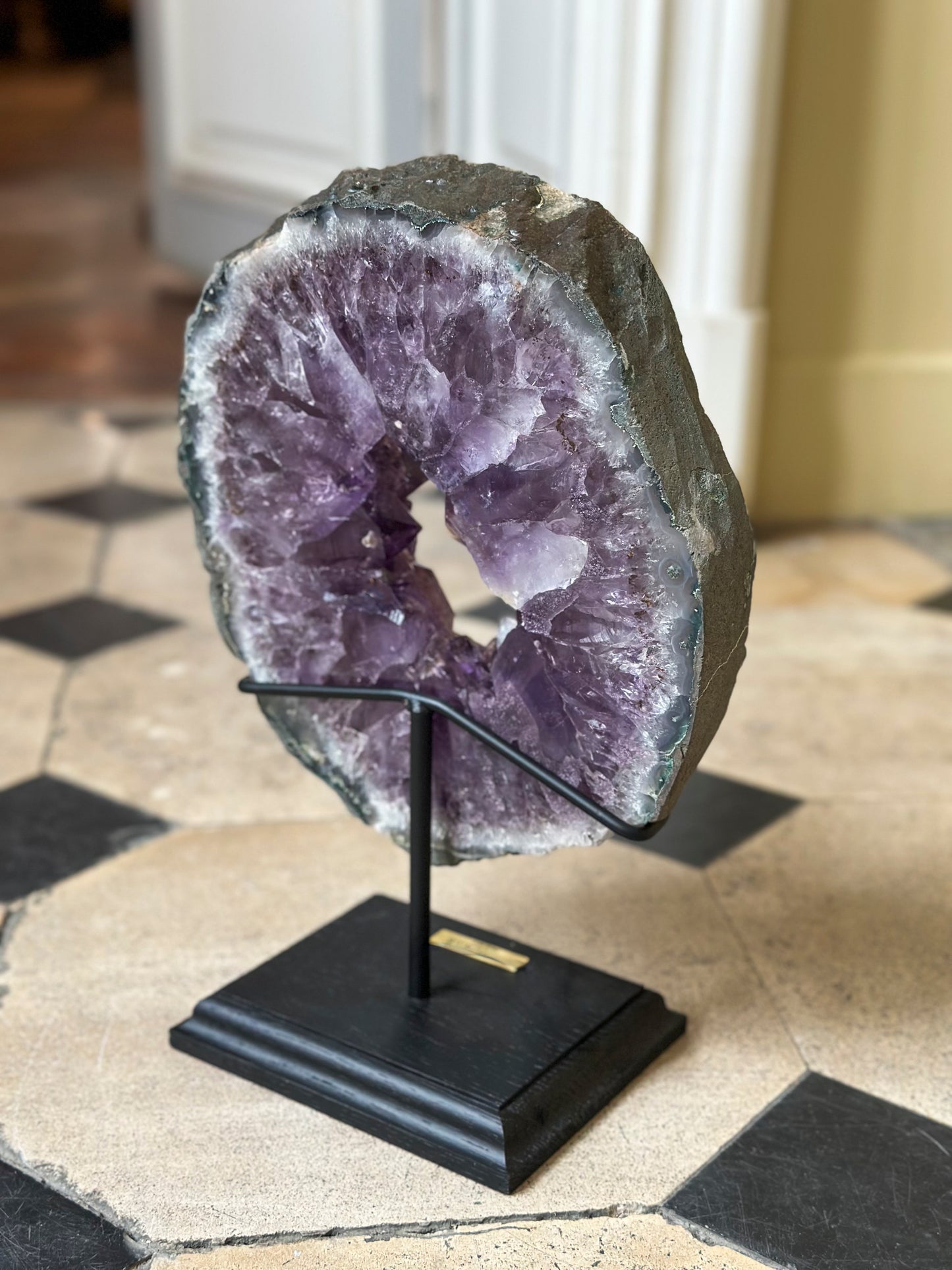Tranche d'Amethyste sur socle