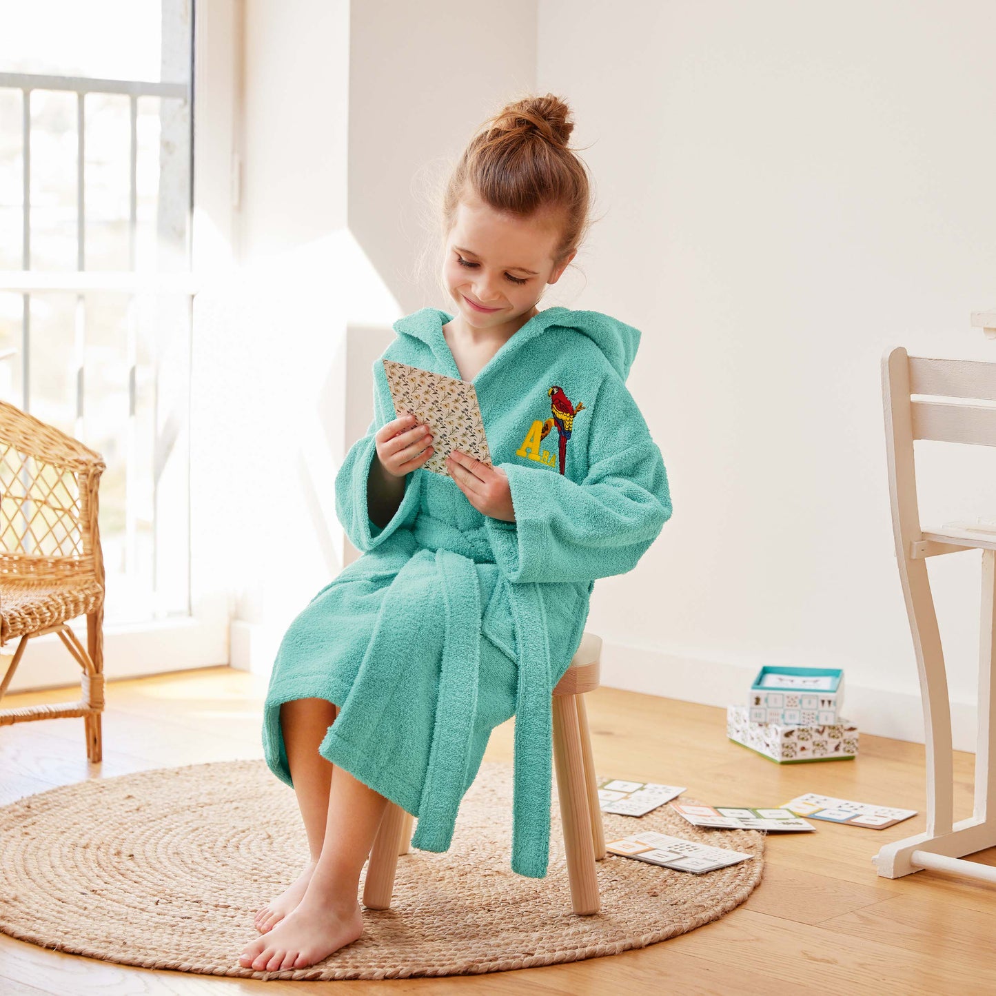 Peignoir brodé à capuche turquoise - Motif Ara