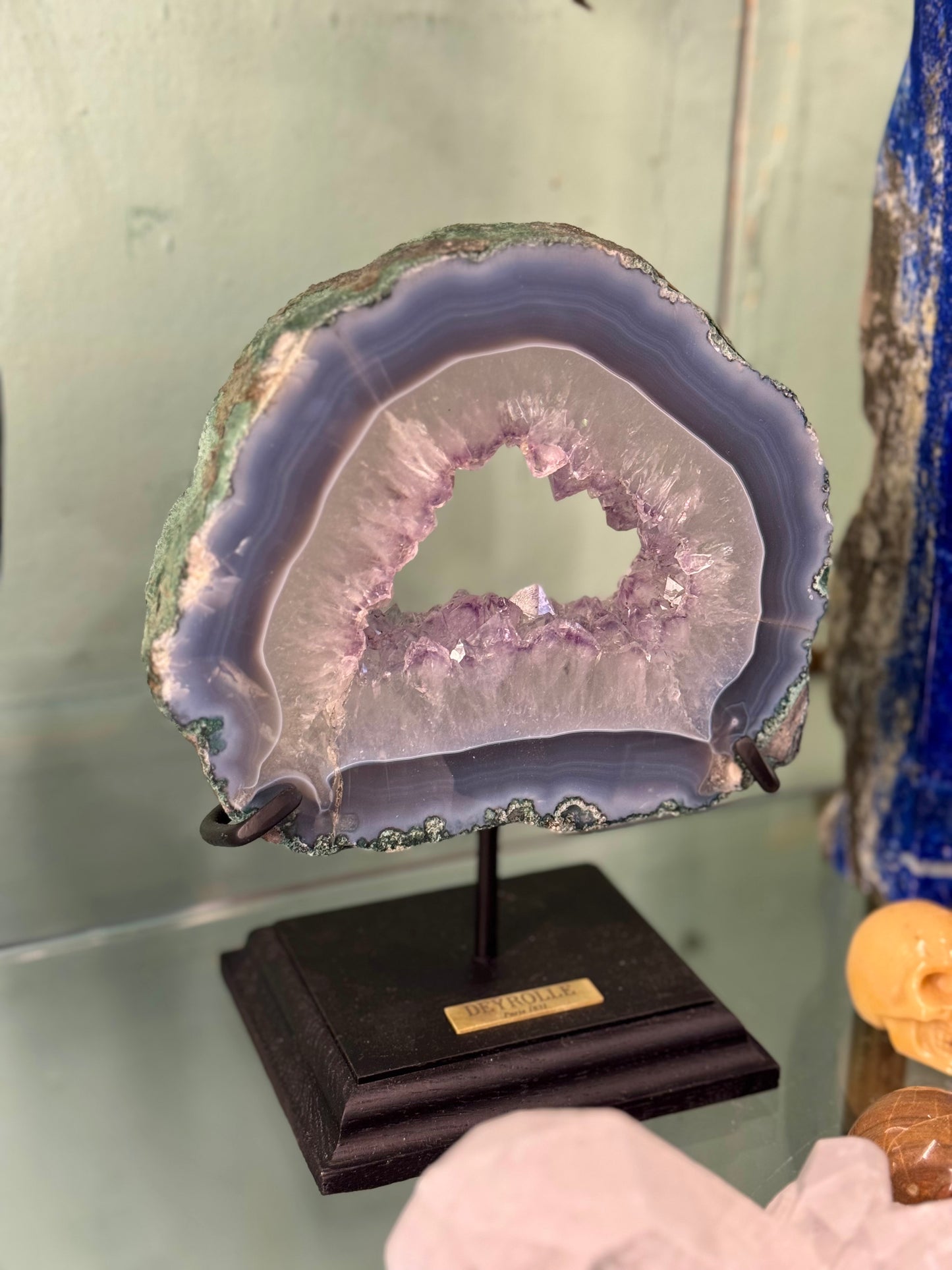 Tranche d'améthyste sur socle