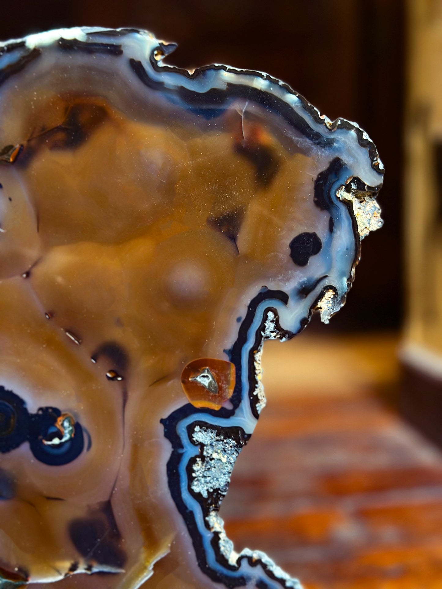 Tranche d'agate sur socle acier