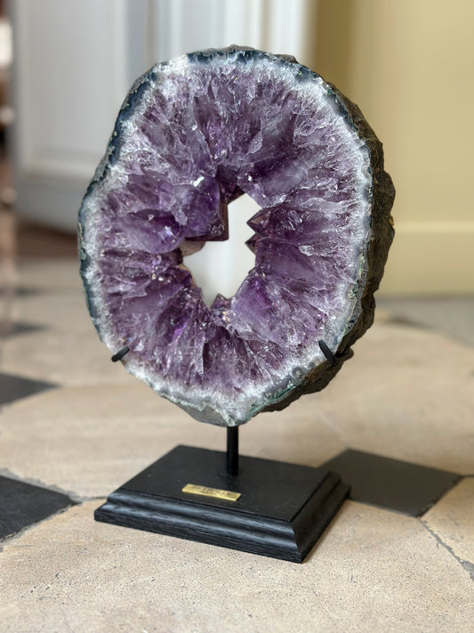 Tranche d'Amethyste sur socle