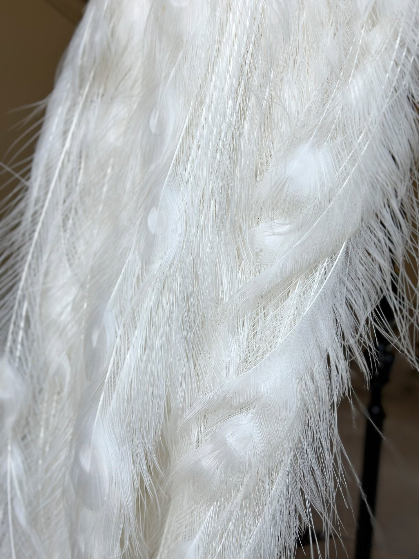 Paon blanc sur socle en métal