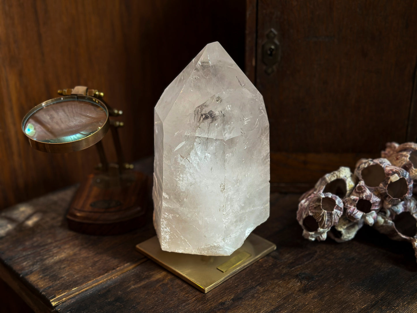 Cristal de quartz sur socle en laiton