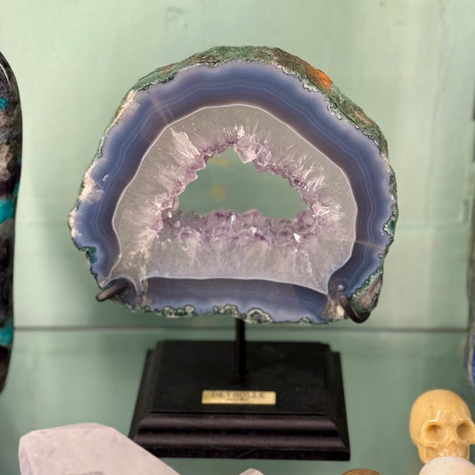 Tranche d'améthyste sur socle